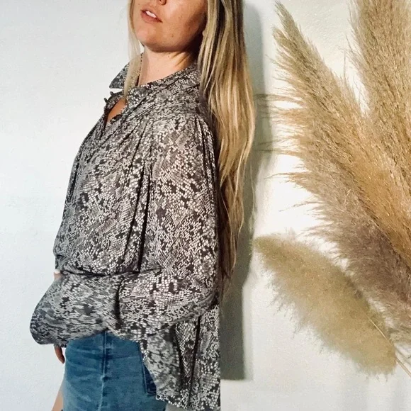 Free People Muse Snakeskin Python Button Front Long Sleeve Top Peasant Small - Picture 4 of 15